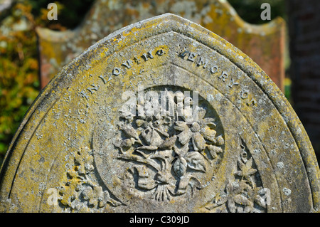"IN liebevoller Erinnerung von", Detail der Grabstein. Kirche der Heiligen Maria Magdalena. Hayton (in der Nähe von Brampton), Cumbria, England, U.K Stockfoto
