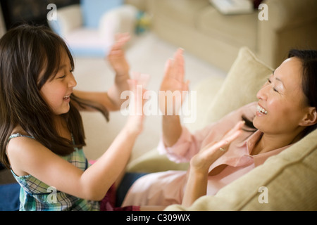 Asiatische Mutter und Tochter spielen pattycake Stockfoto