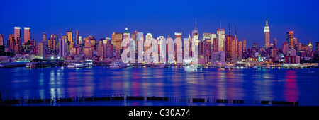 Panorama-Foto von Midtown Manhattan, New York City Skyline in der Abenddämmerung mit Reflexion im Hudson River, New Jersey entnommen. Stockfoto