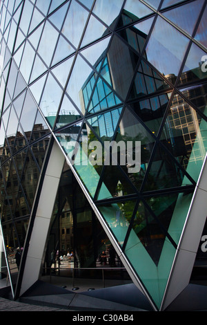 England, Greater London, der City of London. Abstrakte Ansicht der modernen Architektur, darunter das berühmte Gherkin-Gebäude in der Stockfoto