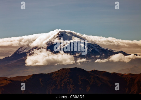 Blick vom Vulkan Cotacachi zum Vulkan Cayambe, Otavalo, Ecuador Stockfoto