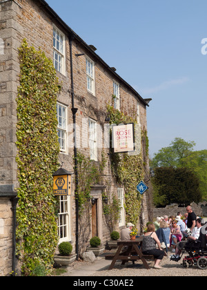 Kunden genießen die Sonne außerhalb der Rose und Krone Hotel in Rolmaldkirk Co. Durham Stockfoto