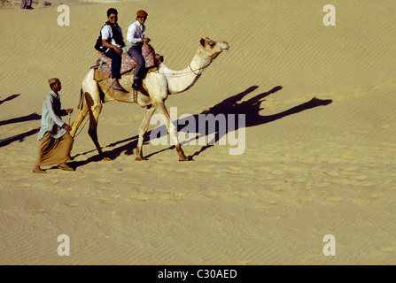 Thar-Wüste Indien Sanddünen am Sam Menschen auf Kamel Stockfoto