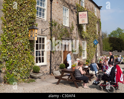 Kunden genießen die Sonne außerhalb der Rose und Krone Hotel in Rolmaldkirk Co. Durham Stockfoto