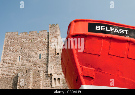 Boot neben Carrickfergus Castle Stockfoto