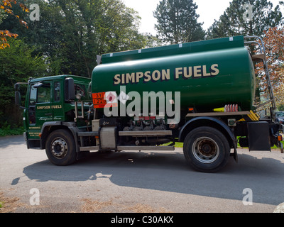 Ein Tankwagen aus einer kleinen Firma liefert Kraftstoff Öl in Eggleston Co. Durham Stockfoto