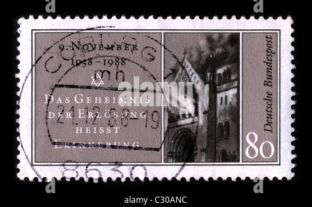 Deutschland-ca. 1988:A Stempel gedruckt in Deutschland zeigt Bild der Reichspogromnacht, auch zur Night of Broken Glass, genannt und auch Reichskristallnacht "," e "und" Novemberpogrome, war ein Pogrom oder eine Reihe von Angriffen gegen die Juden in Nazi-Deutschland und Teilen von Österreich am 9. November -10, 1938, ca. 1988. Stockfoto