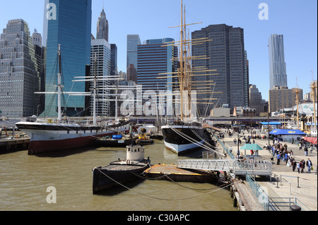 Acht historischen Schiffen im Seaport Museum New York sind am Pier 16 und 17 in der South Street Seaport festgemacht. Stockfoto