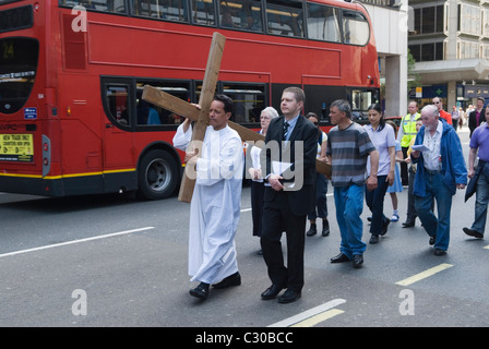 Christianity Faith UK. Karfreitag Ostern, Zeugenspaziergang in London. Die Kreuzigung auf der Victoria Street. 2011 2010er Jahre HOMER SYKES Stockfoto