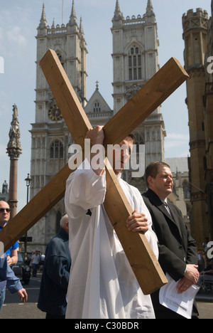 Christentum UK. Ostern Karfreitag. London, Großbritannien. Gehminuten von Westminster Abbey Zeuge der Kreuzigung in der Victoria Street. HOMER SYKES Stockfoto