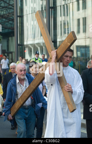 Die Menschen des Christentums feiern ihren Glauben in Großbritannien. Karfreitag Ostern, Zeugenspaziergang in London. Die Kreuzigung auf der Victoria Street. 2011 2010er Jahre HOMER SYKES Stockfoto