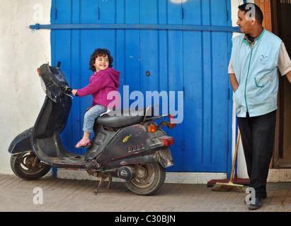 Lächelndes Mädchen auf Roller Stockfoto