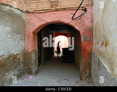 Silhouette im Tunnel, Marrakesch, Marokko Stockfoto