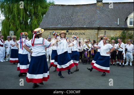 Englands Tänzer Glory Damen Morris tanzende Display im Kings Head Pub in Bledington, Oxfordshire, Vereinigtes Königreich Stockfoto