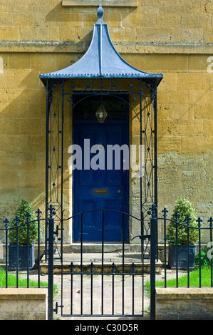Elegante Georgian Tür des historischen Gebäudes in Cotswolds am Blockley in Gloucestershire, Großbritannien Stockfoto