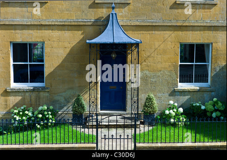 Elegante Georgian Tür des historischen Gebäudes in Cotswolds am Blockley in Gloucestershire, Großbritannien Stockfoto