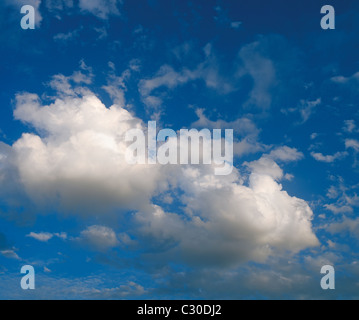 Weiße Wolken am blauen Himmel Panorama. Monat April, abends. Stockfoto