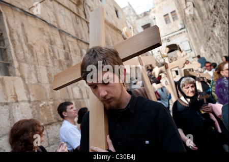 Orthodoxe christliche Pilger tragen Kreuze entlang der Via Dolorosa, zum Gedenken an Jesus Kreuzigung am Karfreitag in Jerusalem. Stockfoto