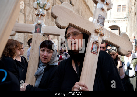 Orthodoxe christliche Pilger tragen Kreuze entlang der Via Dolorosa, zum Gedenken an Jesus Kreuzigung am Karfreitag in Jerusalem. Stockfoto