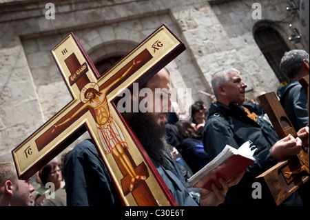 Orthodoxe christliche Pilger tragen Kreuze entlang der Via Dolorosa, zum Gedenken an Jesus Kreuzigung am Karfreitag in Jerusalem. Stockfoto