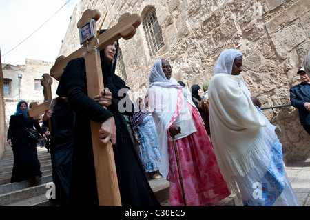 Christliche Pilger tragen Kreuze entlang der Via Dolorosa, zum Gedenken an Jesus Kreuzigung am Karfreitag in Jerusalem. Stockfoto