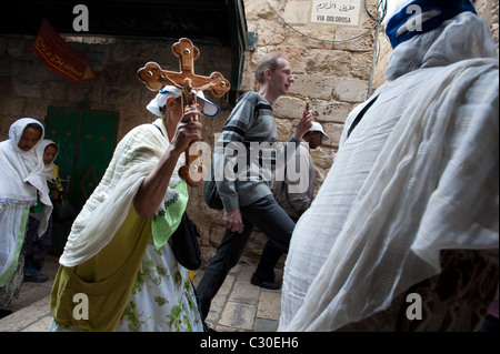 Christliche Pilger tragen Kreuze entlang der Via Dolorosa, zum Gedenken an Jesus Kreuzigung am Karfreitag in Jerusalem. Stockfoto