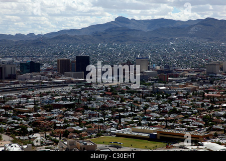 Das Zentrum von El Paso, Texas von einem schönen Aussichtspunkt.  Juarez, Mexiko liegt direkt hinter dem Gebäude der Stadt. Stockfoto