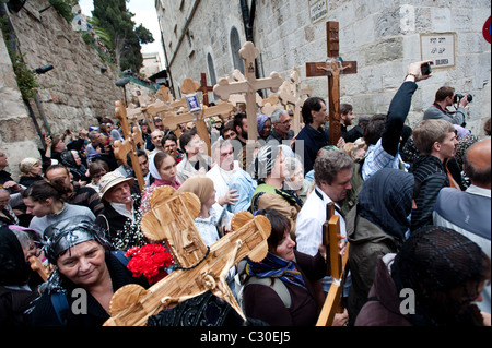 Orthodoxe christliche Pilger tragen Kreuze entlang der Via Dolorosa, zum Gedenken an Jesus Kreuzigung am Karfreitag in Jerusalem. Stockfoto