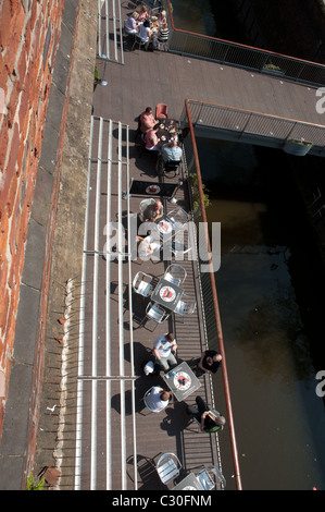 Deansgate Locks beliebte Lage im Zentrum von Manchester mit Bars und Clubs in der Bahn Bögen entlang des Kanals. Stockfoto