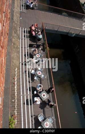 Deansgate Locks beliebte Lage im Zentrum von Manchester mit Bars und Clubs in der Bahn Bögen entlang des Kanals. Stockfoto