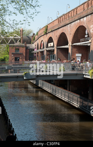 Deansgate Locks beliebte Lage im Zentrum von Manchester mit Bars und Clubs in der Bahn Bögen entlang des Kanals. Stockfoto