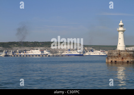 Fähren mit Rauch aus ihren Trichter im Hafen von Dover. Stockfoto