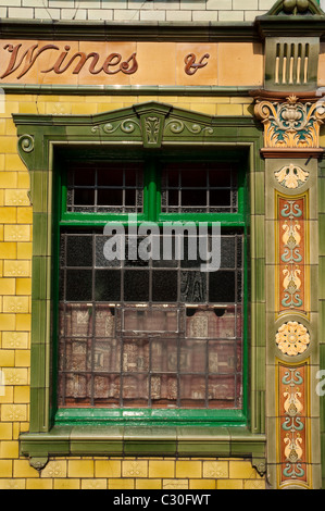 Kunstvolle Kacheln auf der Außenseite des Peveril Peak-Kneipe in Manchester Stockfoto