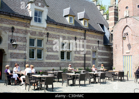 Ein Restaurant n Hof der Burg Heeswijk in den Niederlanden Stockfoto