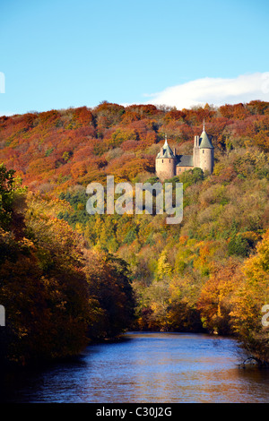 Castell Coch, Wales (Castle Coch), mit Blick auf den Fluss Taff im Herbst. Stockfoto