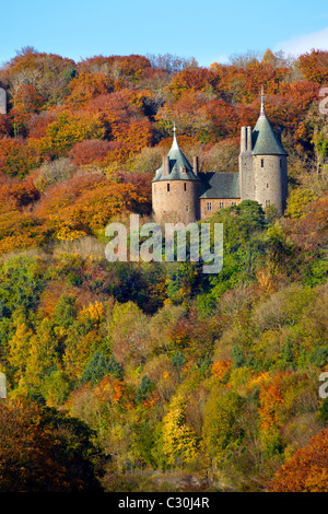 Castell Coch, Wales (Castle Coch), mit Blick auf den Fluss Taff im Herbst. Stockfoto