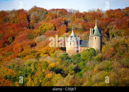 Castell Coch, Wales (Castle Coch), mit Blick auf den Fluss Taff im Herbst. Stockfoto