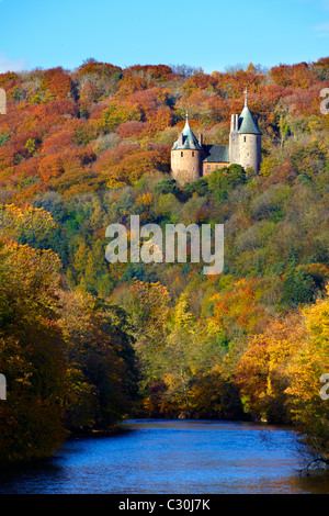 Castell Coch, Wales (Castle Coch), mit Blick auf den Fluss Taff im Herbst. Stockfoto