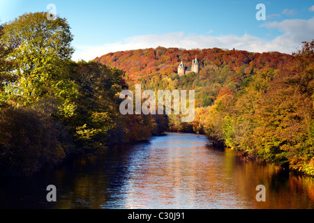 Castell Coch, Wales (Castle Coch), mit Blick auf den Fluss Taff im Herbst. Stockfoto