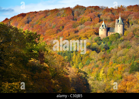 Castell Coch, Wales (Castle Coch), mit Blick auf den Fluss Taff im Herbst. Stockfoto