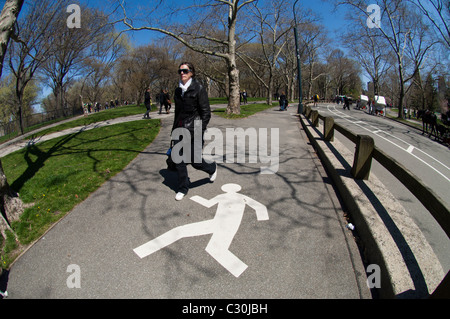 Fußgängerzone Symbol sagt Fußgänger, wo Sonntag, 17. April 2011 im Central Park in New York gehen. (© Frances M. Roberts) Stockfoto