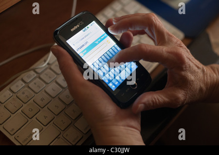 Eine Frau benutzt ihr Betriebssystem Android powered Smartphone auf Mittwoch, 20. April 2011. (© Richard B. Levine) Stockfoto