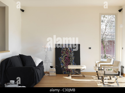 modernes Wohnzimmer mit schwarzen Sofa und 2 Ledersessel Stockfoto