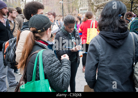 Freiwillige sammeln Daten von Teilnehmern bei einer Kundgebung in Washington Square Park in New York Stockfoto