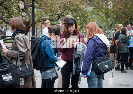 Freiwillige sammeln Daten von Teilnehmern bei einer Kundgebung in Washington Square Park in New York Stockfoto