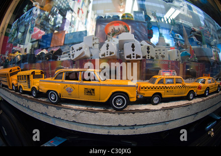 Miniatur-Spielzeug-Taxis in das Schaufenster eines Ladens in Midtown Manhattan in New York City Stockfoto