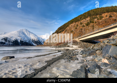 Portage Lake und Portage Glacier Straßenbrücke über Placer Creek Alaska HDR Stockfoto