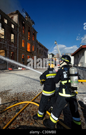 Feuerwehrleute, die städtischen Löschangriff Stockfoto