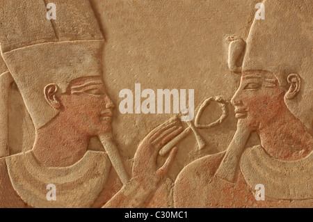 Herrliche Flachrelief des Gottes Amun macht das Geschenk des Lebens (Ankh) an dem Pharao Thutmoses IV. Eine Metapher für einen guten Zweck Stockfoto