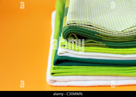 Haufen von Leinen Geschirrtücher mit Platz für Ihren text Stockfoto